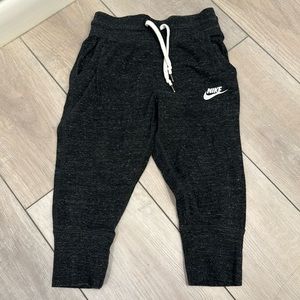 GUC Girls Nike crop sweatpants size 6-8yrs